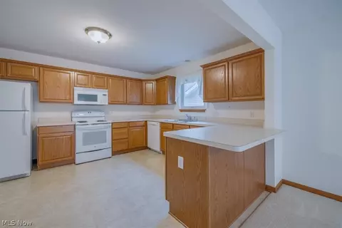 501 Falling Leaf Dr, Seven Hills, OH 44131 photo 8