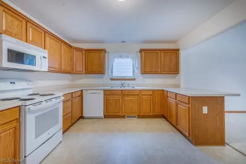 501 Falling Leaf Dr, Seven Hills, OH 44131 photo 9