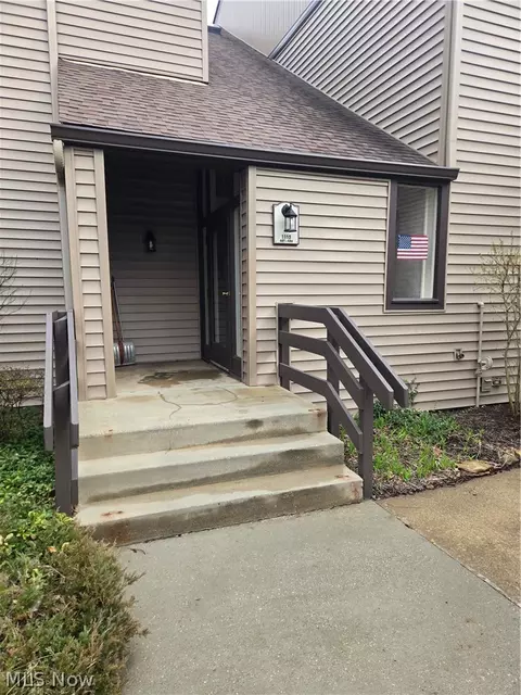 1115 Canyon View Rd #402, Sagamore Hills, OH 44067