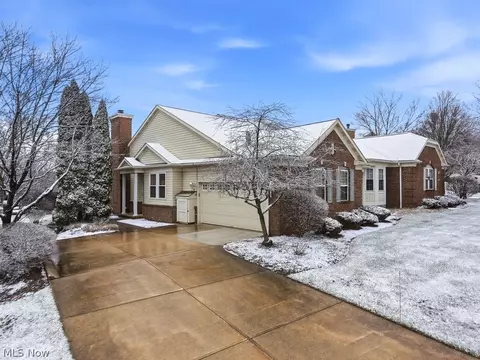 391 Stone Bridge Dr #34, Sagamore Hills, OH 44067