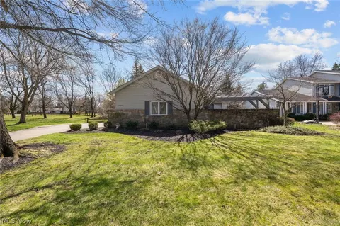 6656 Woodhawk Dr, Mayfield Heights, OH 44124