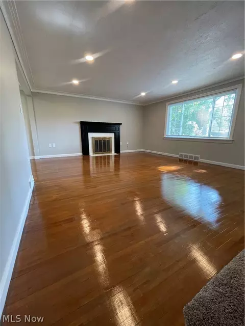 Living - 1663 Lyndhurst, Lyndhurst, OH 44124 photo 2 of 7