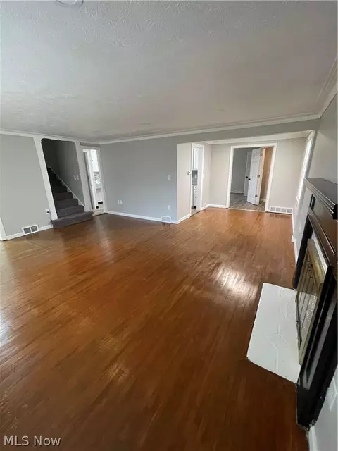 Living - 1663 Lyndhurst, Lyndhurst, OH 44124 photo 2 of 4
