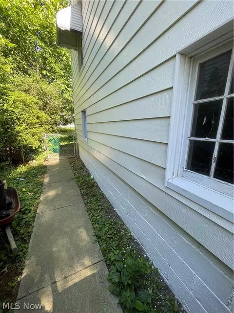 Entry Way - 1663 Lyndhurst, Lyndhurst, OH 44124 photo 1 of 6