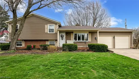 300 Castleton Rd NE, North Canton, OH 44720