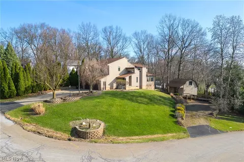 5124 Beachview Cir NW, Canton, OH 44708