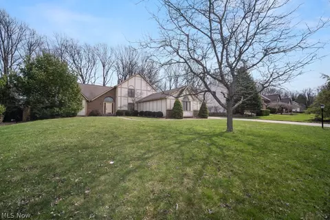 10067 Jamestown Dr, North Royalton, OH 44133