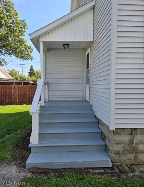 Exterior - 1733 E 47th St, Ashtabula, OH 44004 photo 2 of 4