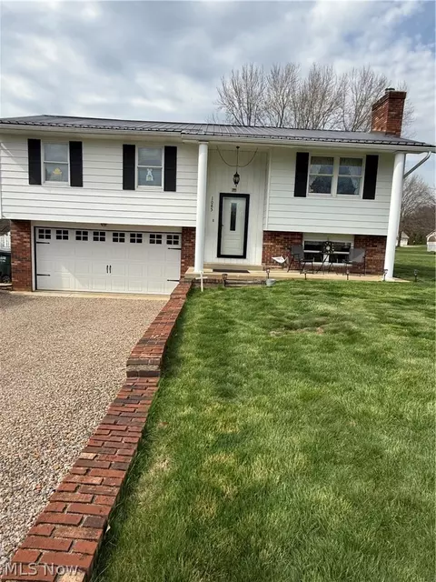 1085 Walter Dr, Zanesville, OH 43701
