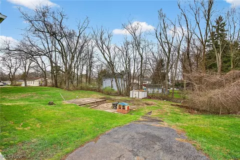 1314 Pearl Dr SE, Massillon, OH 44646 photo 2