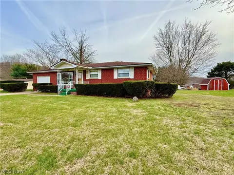 282 N Meadowlark Dr, Williamstown, WV 26187