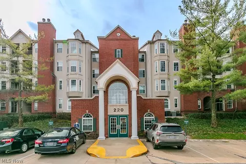 220 Fox Hollow Dr #212, Mayfield Heights, OH 44124