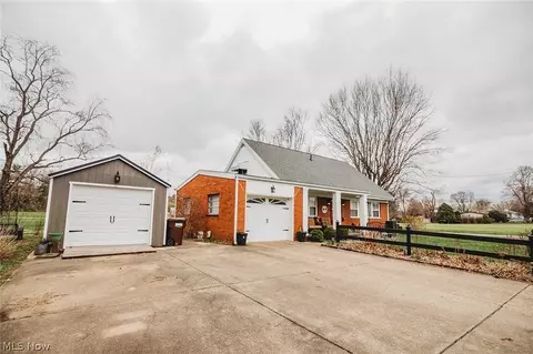 1102 4th St, Belpre, OH 45714