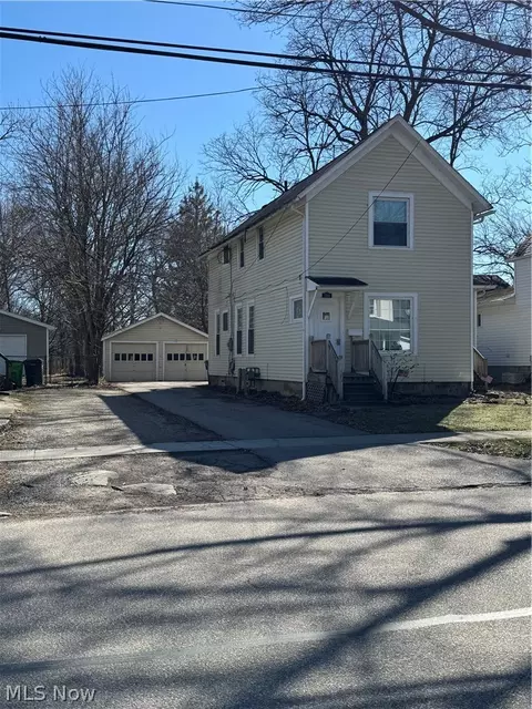194 E Bridge St, Berea, OH 44017 photo 2