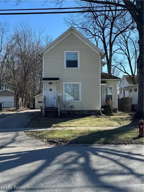 194 E Bridge St, Berea, OH 44017