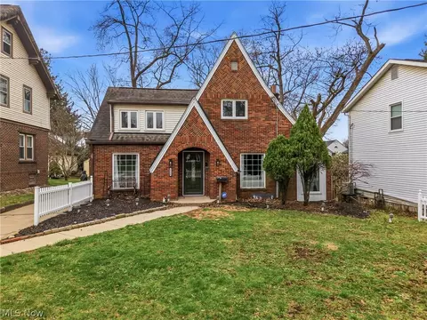 1724 Chestnut Blvd, Cuyahoga Falls, OH 44223