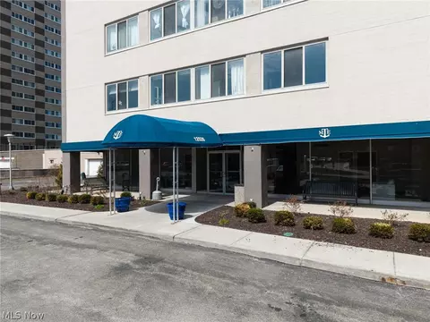 12520 Edgewater Dr #809, Lakewood, OH 44107