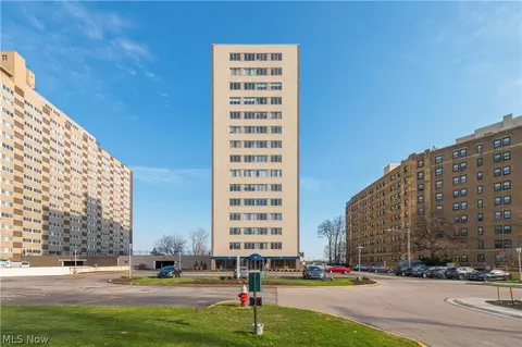 12520 Edgewater Dr #210, Lakewood, OH 44107