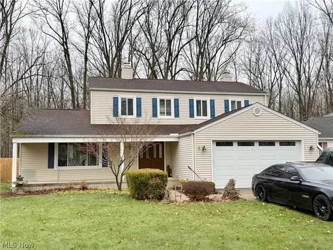6186 Wild Oak Dr, North Olmsted, OH 44070