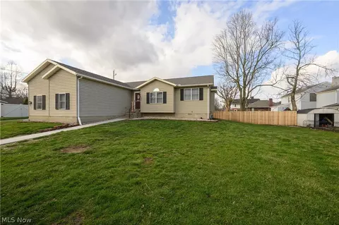 223 E 9th St, Uhrichsville, OH 44683