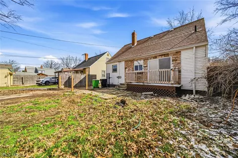 Exterior - 406 E 274th St, Euclid, OH 44132 photo 4 of 7