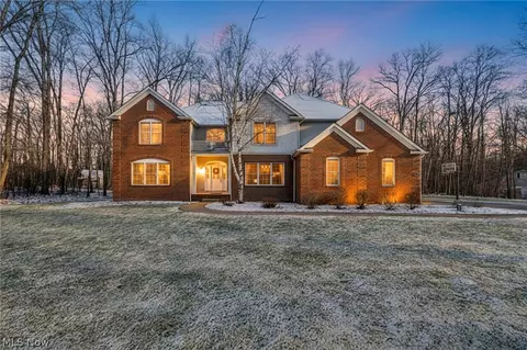 1953 Stone Ridge Dr, Hinckley, OH 44233