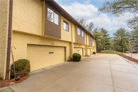 585 Hampton Ridge Dr, Akron, OH 44313