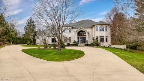 25 Brandon Ct, Moreland Hills, OH 44022