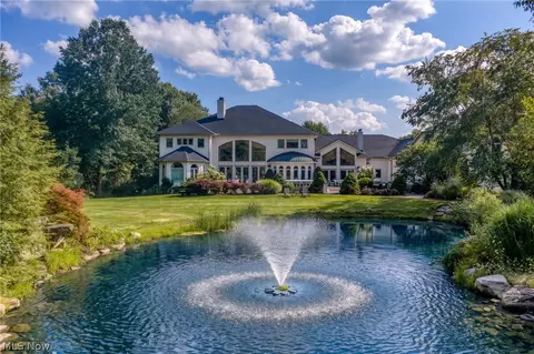 25 Brandon Ct, Moreland Hills, OH 44022