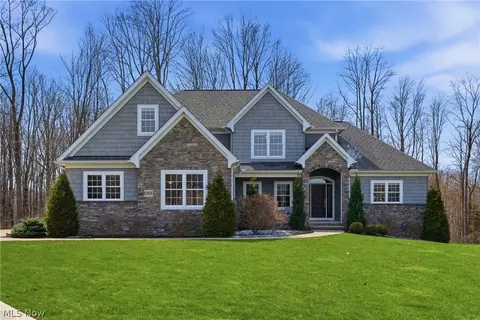 10900 Angela Dr, Kirtland, OH 44094