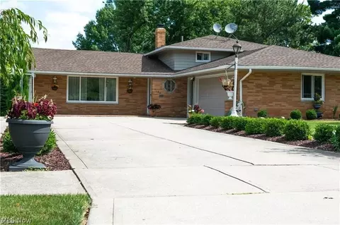 1139 N Skyline Dr, Seven Hills, OH 44131