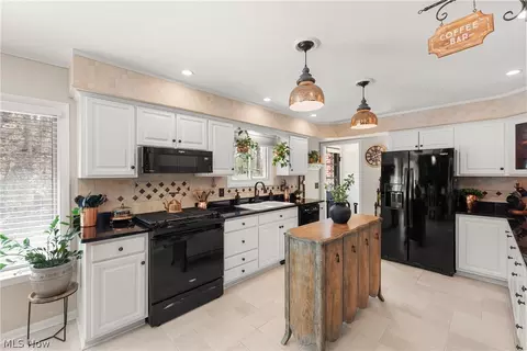 Kitchen - 257 Windward Dr, Elyria, OH 44035 photo 1 of 2