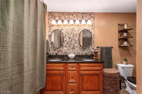 Bath - 257 Windward Dr, Elyria, OH 44035 photo 1 of 4