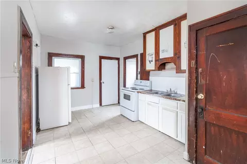 Entry Way - 1816 E 34th St, Lorain, OH 44055 photo 2 of 5