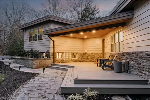 35 Skyline Dr, Moreland Hills, OH 44022