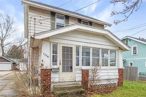 1516 Newton St, Akron, OH 44305
