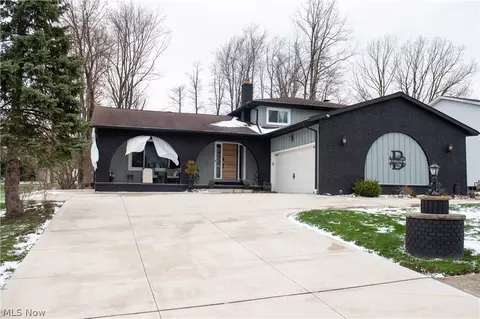 350 Panorama Dr, Seven Hills, OH 44131