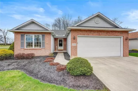6041 Creekside Dr, Parma Heights, OH 44130