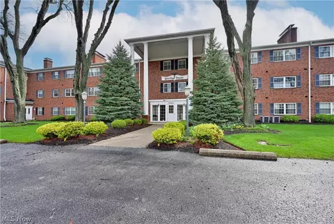 2885 Pease Dr #127, Rocky River, OH 44116