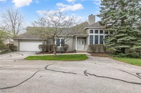 71 Haskell Dr, Bratenahl, OH 44108