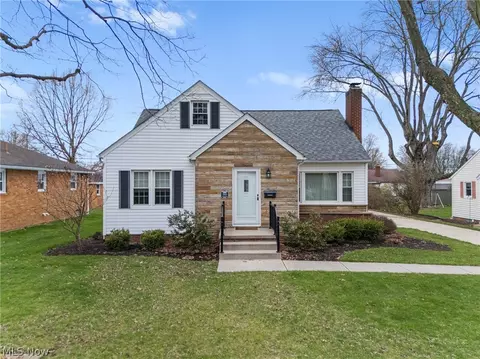 2883 Sharonwood Ave NW, Canton, OH 44708