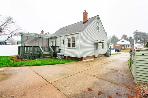 Exterior - 28855 Hazel Ave, Wickliffe, OH 44092 photo 4 of 8