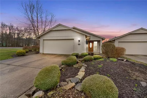 22137 Meadownorth Ct, Strongsville, OH 44149