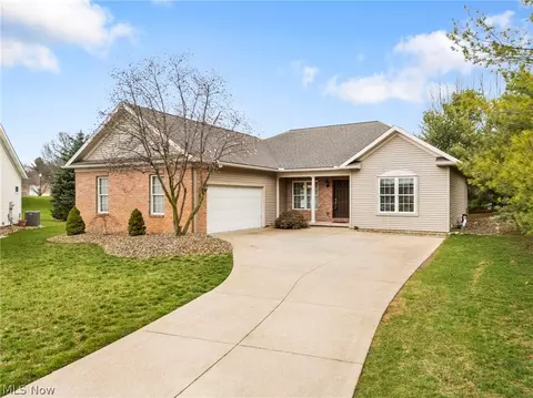 2041 Penhurst Cir NE, North Canton, OH 44720