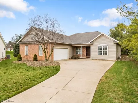 2041 Penhurst Cir NE, North Canton, OH 44720