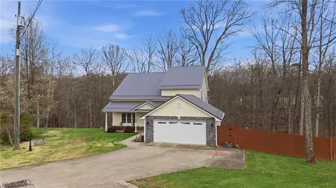 40 Cory Dr, Parkersburg, WV 26104