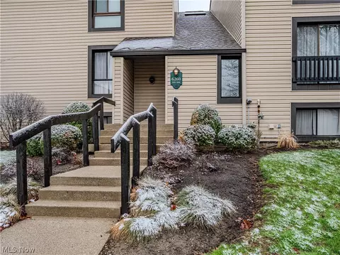 6260 Greenwood Pkwy Pkwy #101, Sagamore Hills, OH 44067