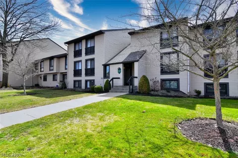 6270 Greenwood #302, Sagamore Hills, OH 44067