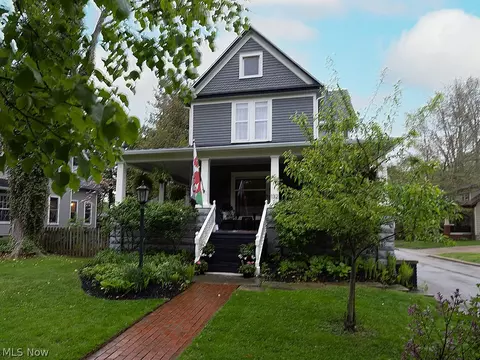 132 S Franklin St, Chagrin Falls, OH 44022
