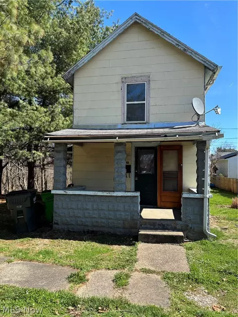 422 N 12th St, Coshocton, OH 43812